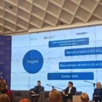 Zdjęcie przedstawia szeroką scenę, na której prezentowana jest prezentacja UO. Pracownicy BON-u omawiają szczegóły realizowanego projektu Uniwersytet Opolski - uczelnia (bardzo!) dostępna.
