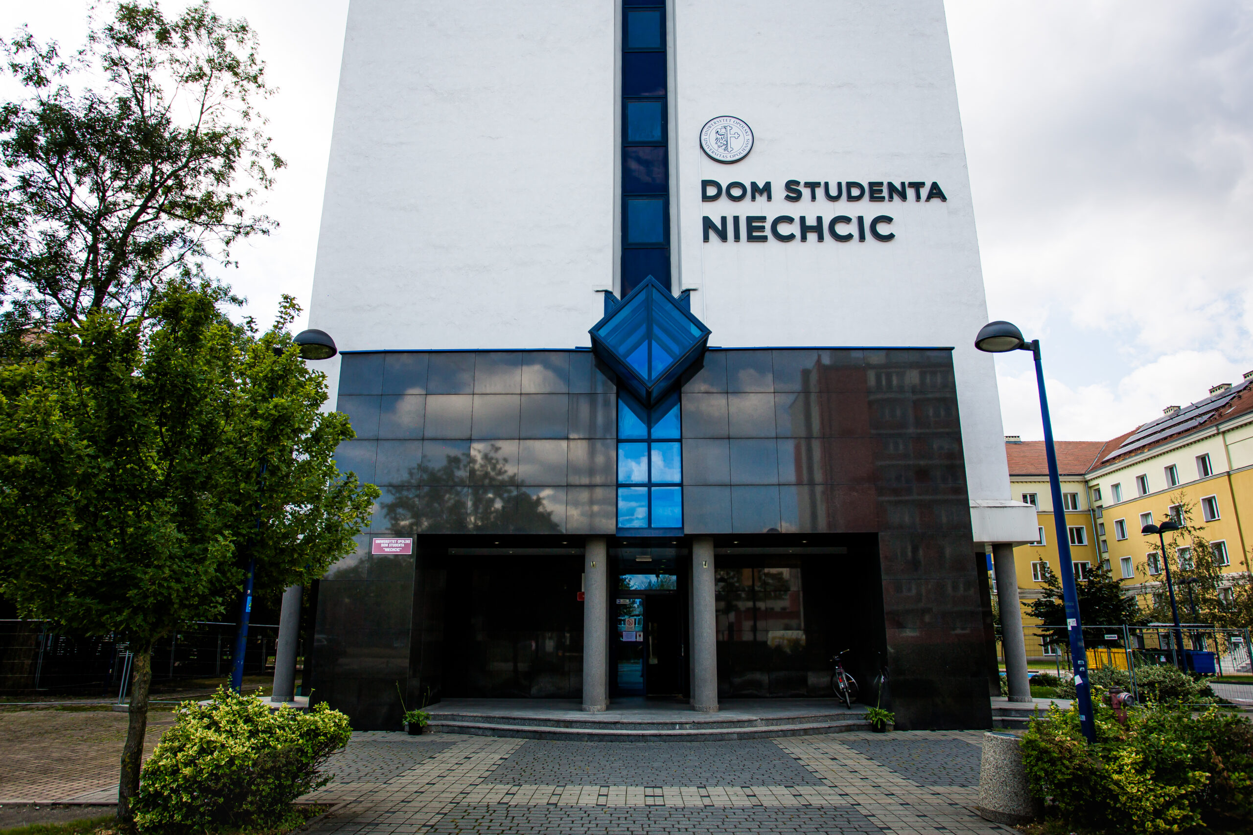 Zdjęcie wejścia głównego do Domu Studenta Niechcic.